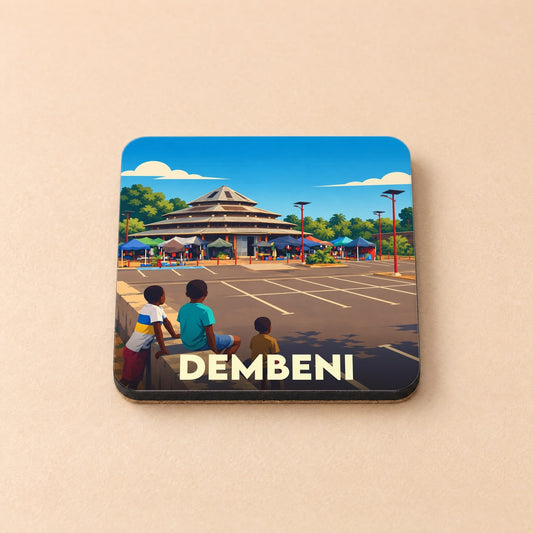 Dessous de verre souvenir de la ville de Dembeni avec une illustration stylisée.