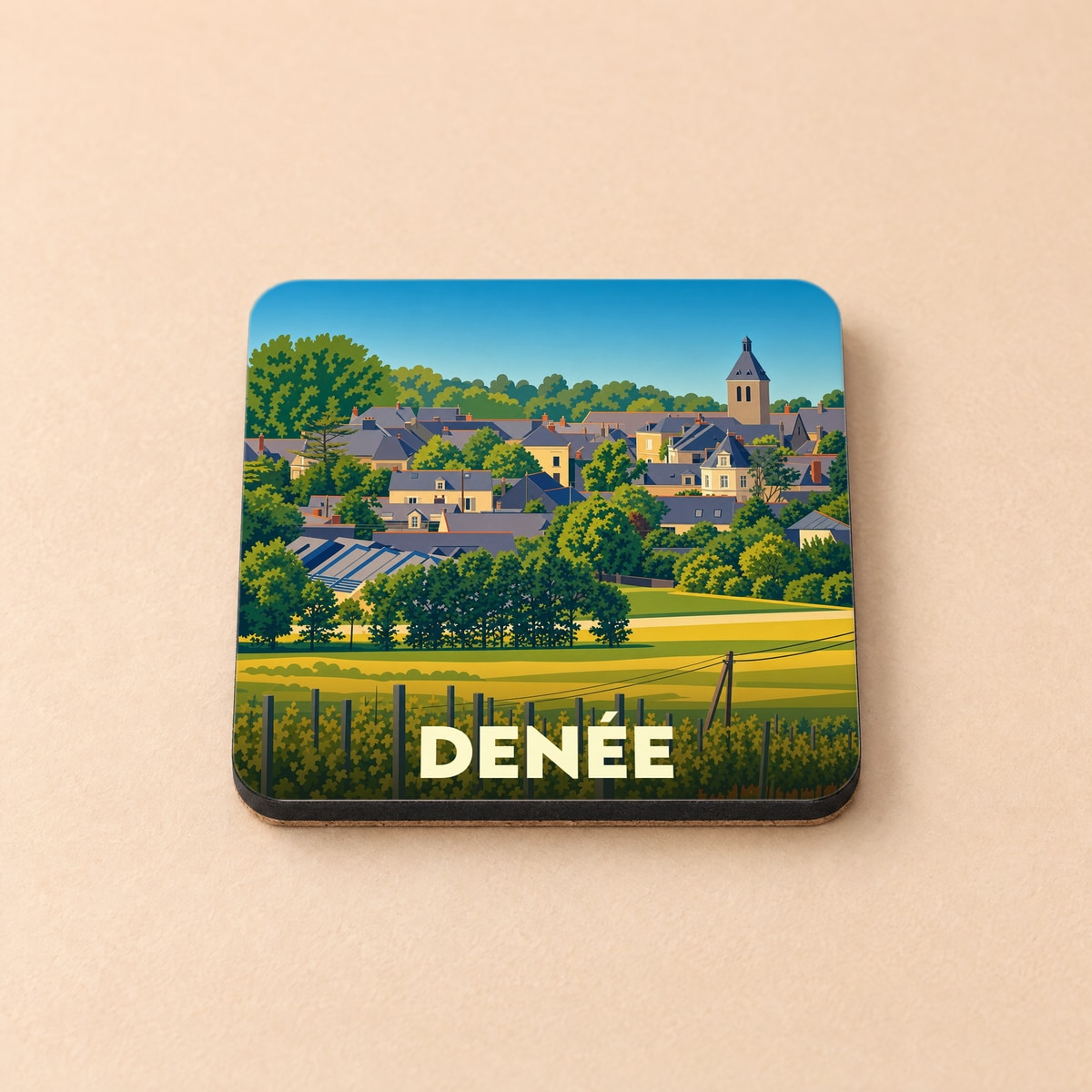 Dessous de verre souvenir de la ville de Denée avec une illustration stylisée d'un paysage urbain et de vignes.