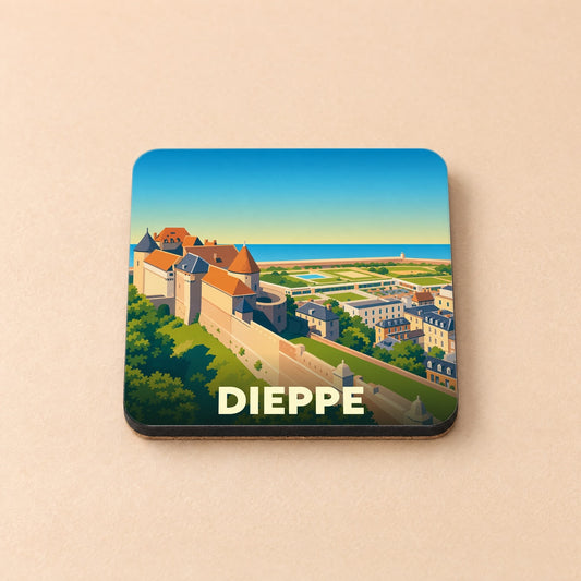 Dessous de verre souvenir de la ville de Dieppe avec une illustration stylisée du château surplombant la mer.