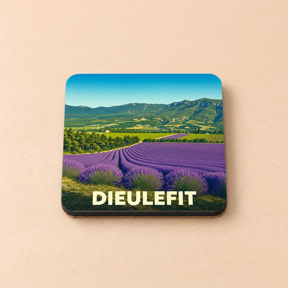 Dessous de verre souvenir de la ville de Dieulefit illustré d'un champ de lavande et de montagnes.