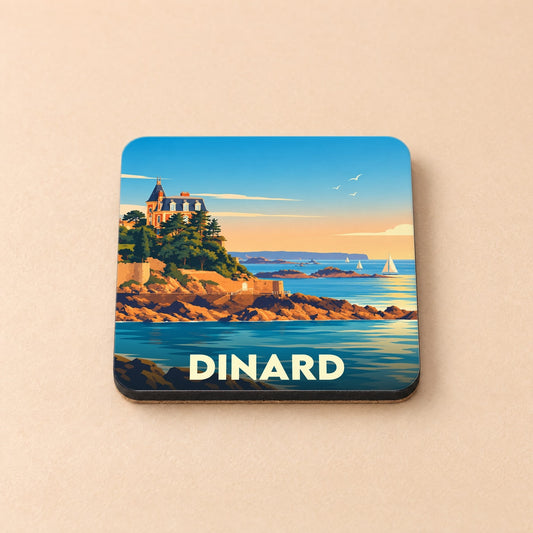 Dessous de verre souvenir de la ville de Dinard orné d'une illustration stylisée de la côte et de ses villas emblématiques.