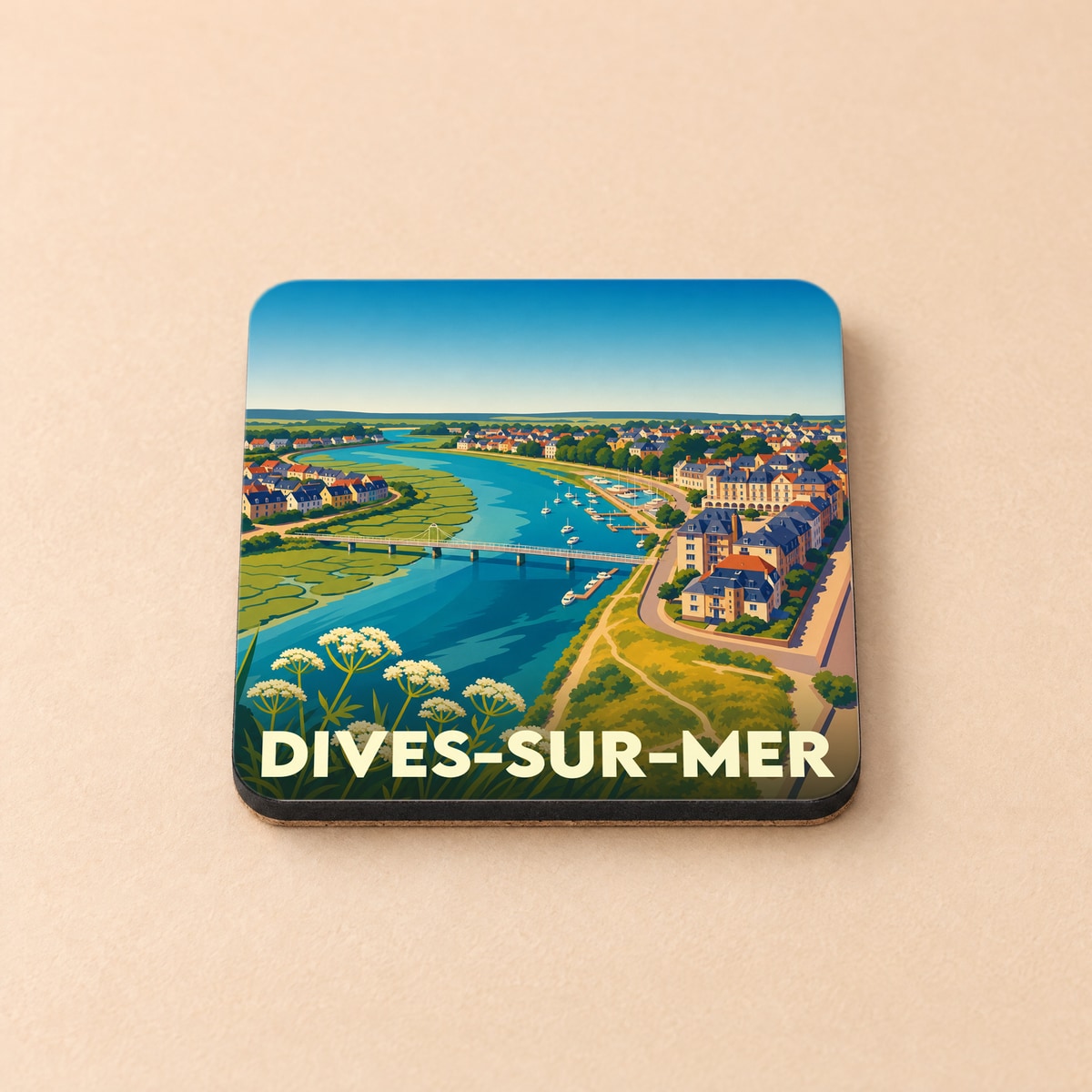 Dessous de verre souvenir de la ville de Dives-sur-Mer avec une illustration stylisée de son estuaire et de ses bâtiments.
