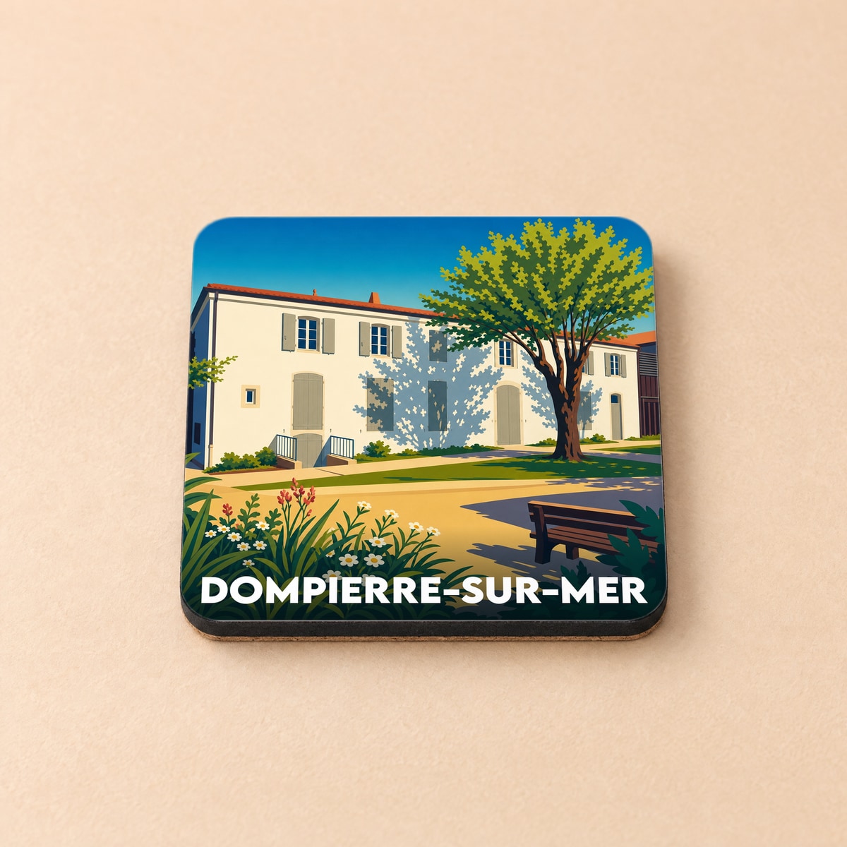Dessous de verre souvenir de la ville de Dompierre-sur-Mer avec une illustration stylisée d'une maison charentaise.