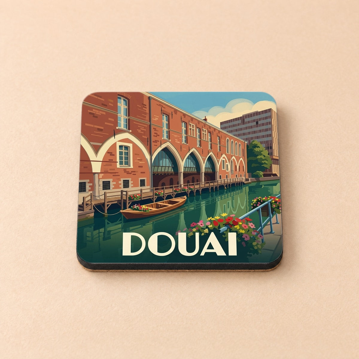 Dessous de verre souvenir de la ville de Douai avec une illustration stylisée de ses canaux et de son architecture.