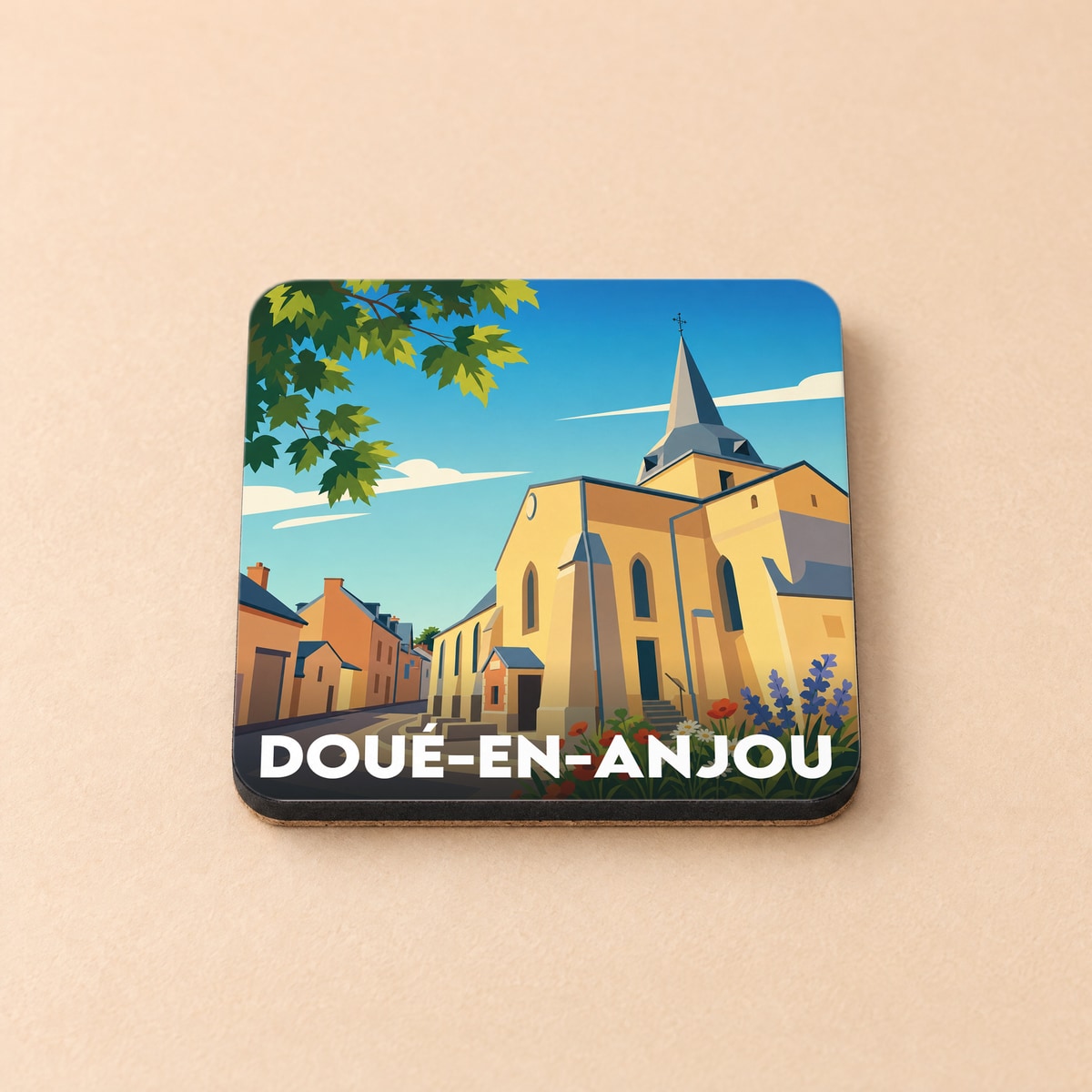 Dessous de verre souvenir de la ville de Doué-en-Anjou avec une illustration stylisée de son église.