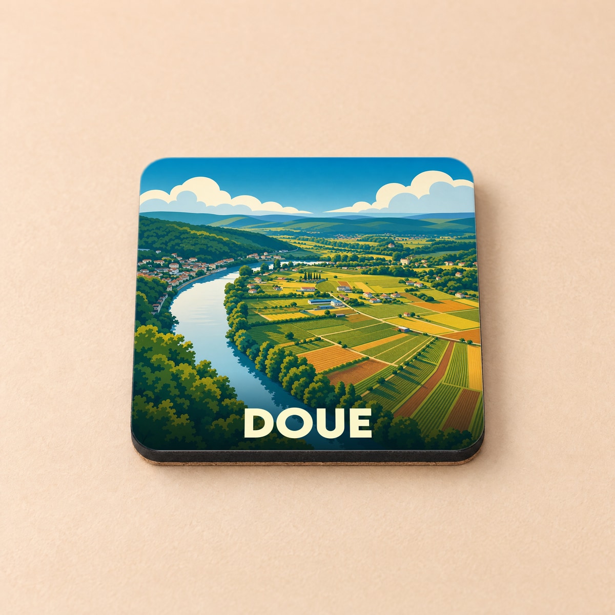 Dessous de verre souvenir de la ville de Doue avec une illustration stylisée d'un paysage de vallée fluviale.
