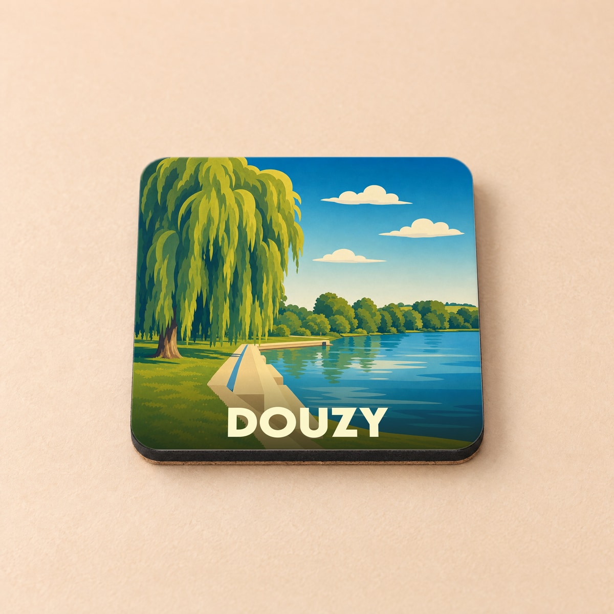 Dessous de verre souvenir de la ville de Douzy avec une illustration stylisée d'un lac bordé de saules pleureurs.