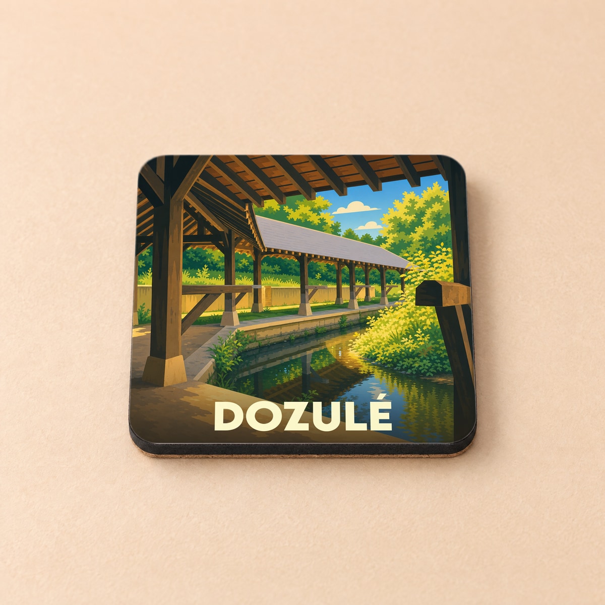 Dessous de verre souvenir de la ville de Dozulé avec une illustration stylisée d'un lavoir couvert.