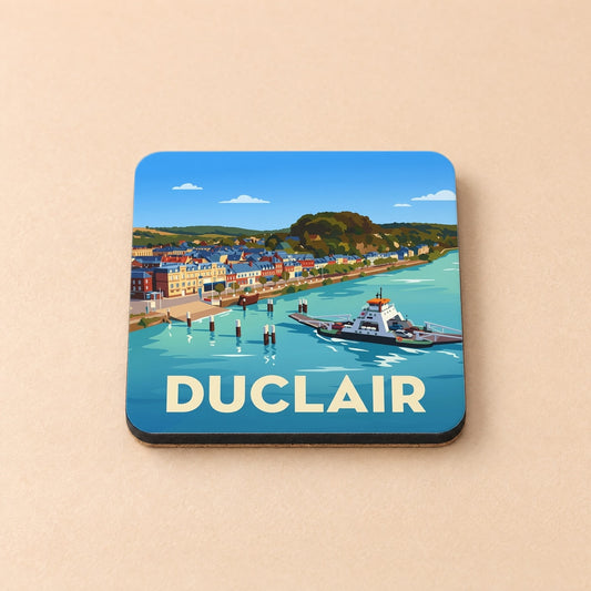 Dessous de verre souvenir de la ville de Duclair avec une illustration stylisée d'un bac traversant la Seine devant les quais.