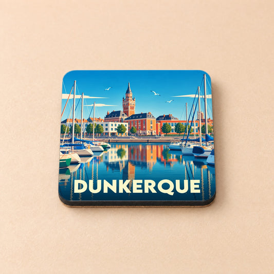 Dessous de verre souvenir de la ville de Dunkerque avec une illustration stylisée du port et de son beffroi.