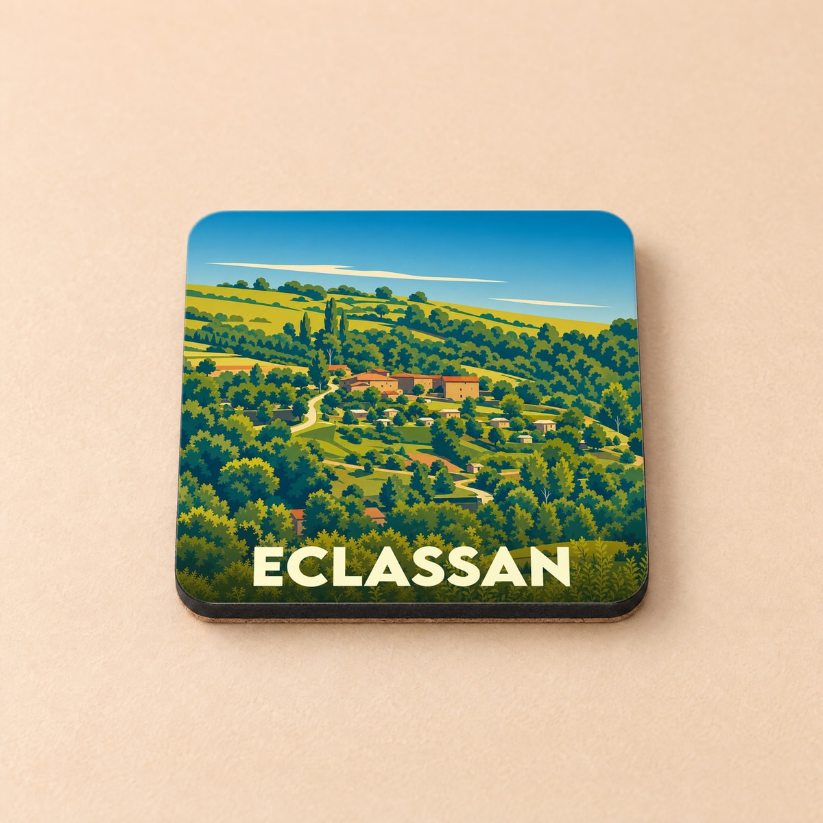 Dessous de verre souvenir de la ville d'Eclassan illustré d'un paysage verdoyant et vallonné.