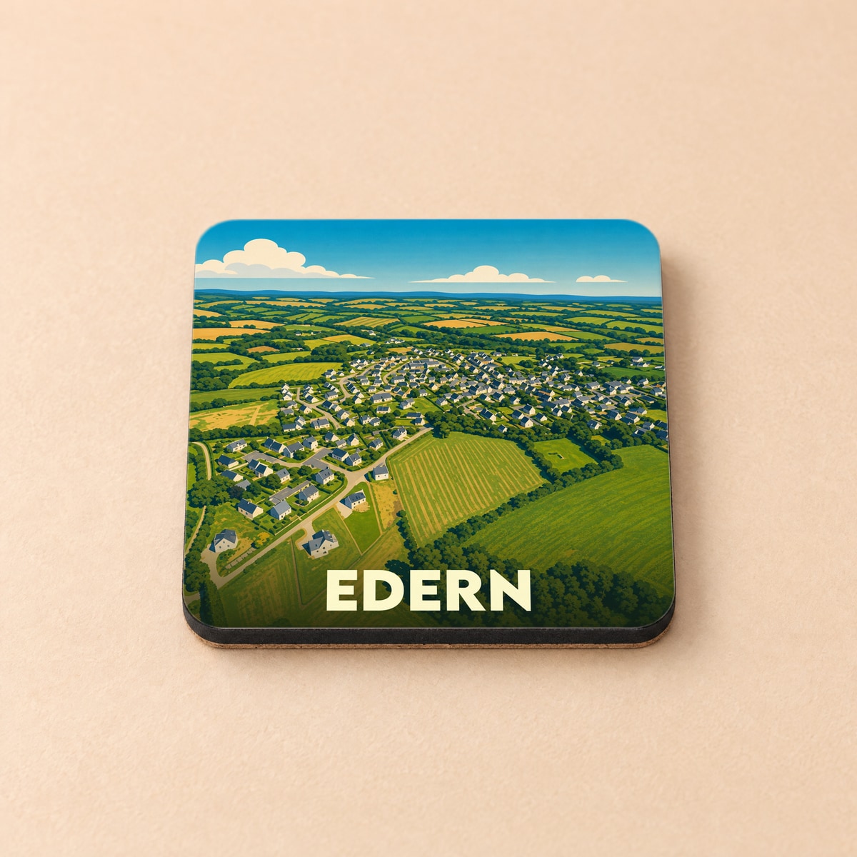 Dessous de verre souvenir de la ville d'Edern illustré d'une vue aérienne stylisée du village et de sa campagne.