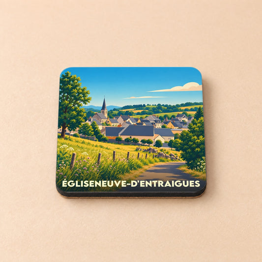 Dessous de verre souvenir de la ville d'Égliseneuve-d'Entraigues avec une illustration stylisée d'un village de campagne.