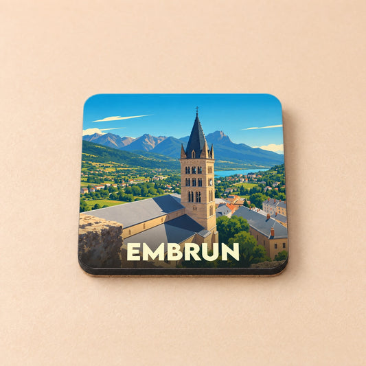 Dessous de verre souvenir de la ville de Embrun avec une illustration stylisée d'une église et de montagnes.
