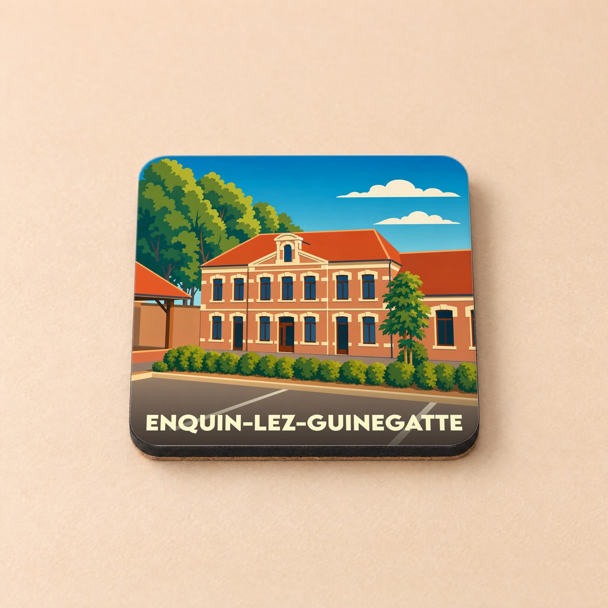 Dessous de verre souvenir de la ville de Enquin-lez-Guinegatte avec une illustration stylisée d'un bâtiment en briques.