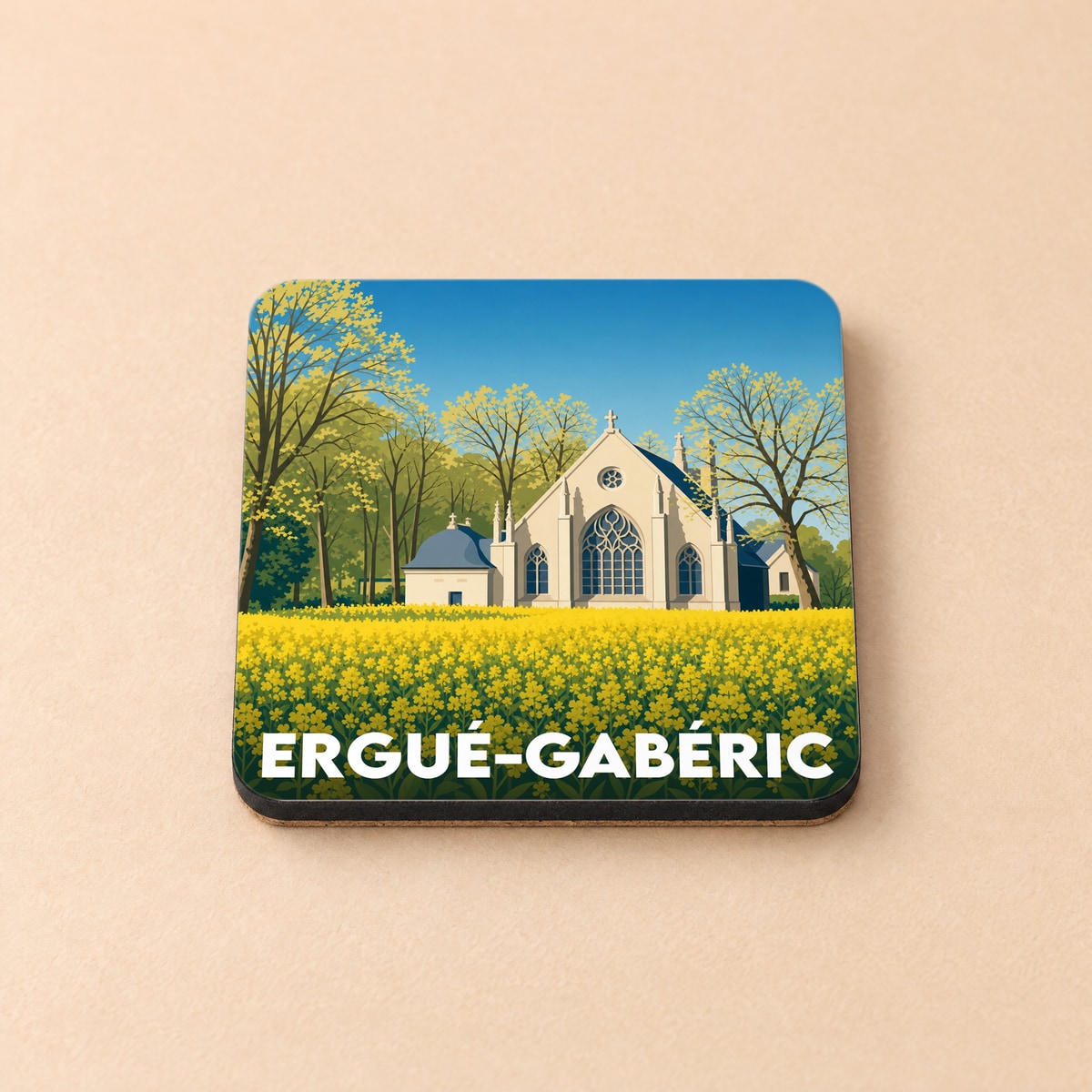 Dessous de verre souvenir de la ville d'Ergué-Gabéric avec une illustration stylisée d'une église et d'un champ de fleurs.