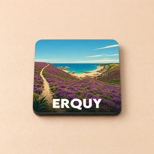 Dessous de verre souvenir de la ville d'Erquy illustrant un paysage côtier fleuri.