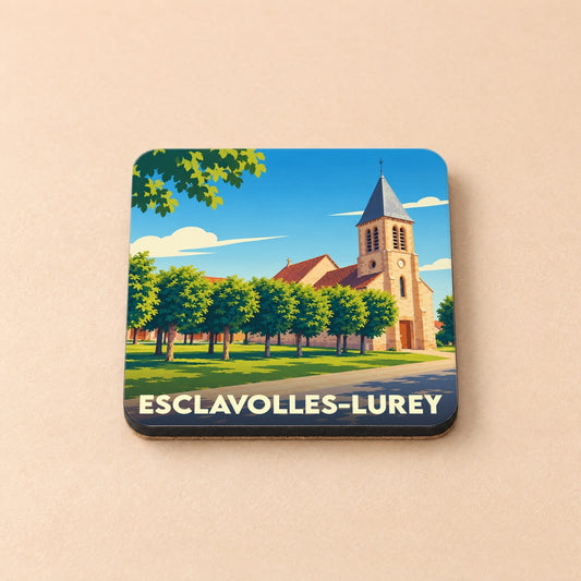 Dessous de verre souvenir de la ville d'Esclavolles-Lurey avec une illustration stylisée de son église et de sa verdure.