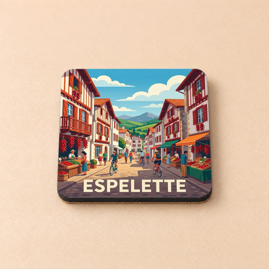 Dessous de verre souvenir de la ville d'Espelette illustrant une rue animée aux façades ornées de piments rouges.