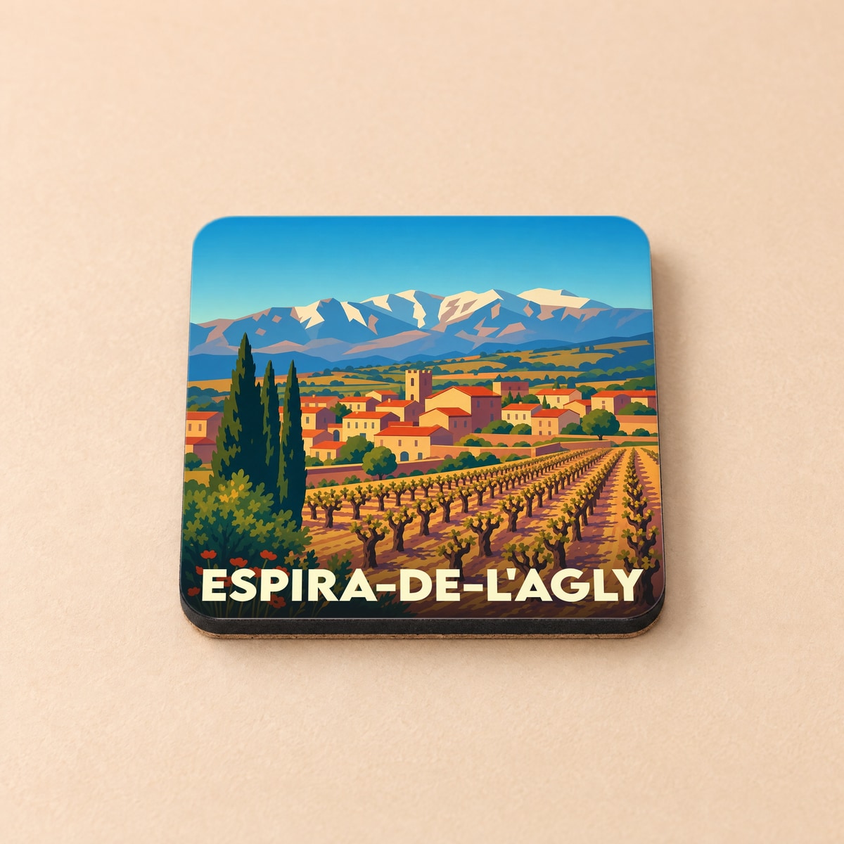 Dessous de verre souvenir de la ville de Espira-de-l'Agly avec une illustration stylisée d'un vignoble au pied des montagnes.