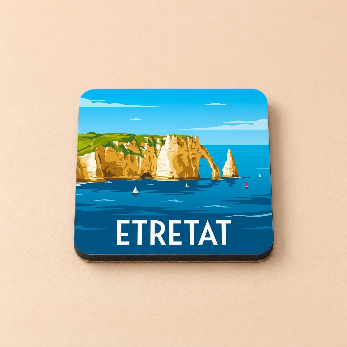 Dessous de verre souvenir de la ville d'Étretat avec une illustration stylisée de ses célèbres falaises.