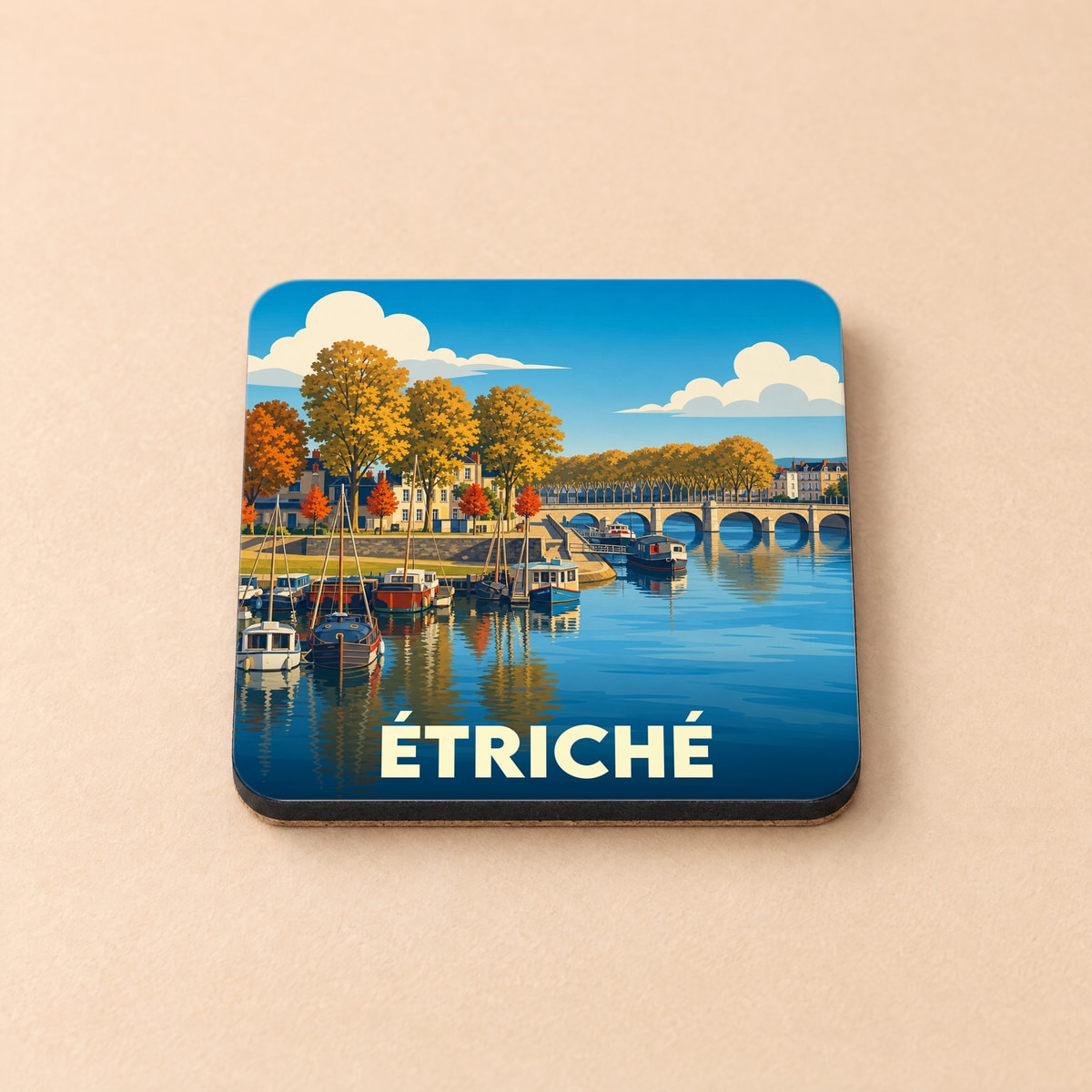 Dessous de verre souvenir de la ville d'Étriché avec une illustration stylisée d'un port fluvial.