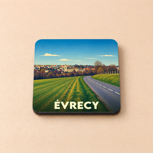 Dessous de verre souvenir de la ville d'Évrecy avec une illustration de paysage champêtre.