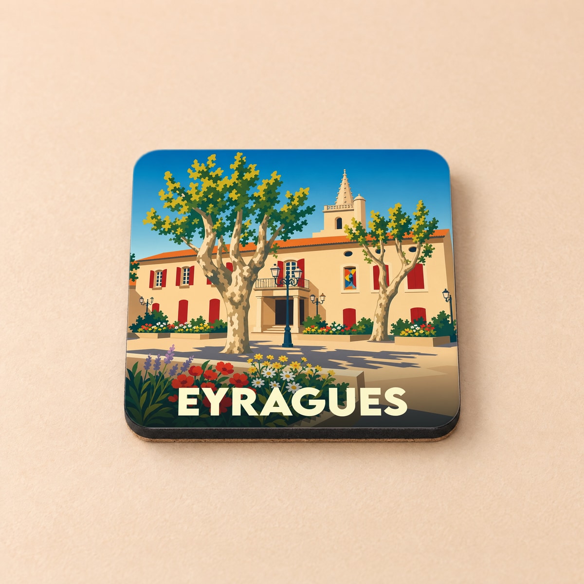 Dessous de verre souvenir de la ville d'Eyragues avec une illustration stylisée de sa mairie et de platanes.