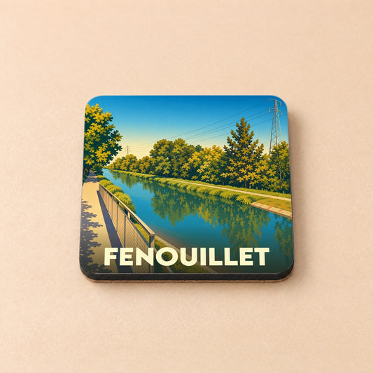 Dessous de verre souvenir de la ville de Fenouillet illustré d'un canal bordé de végétation.