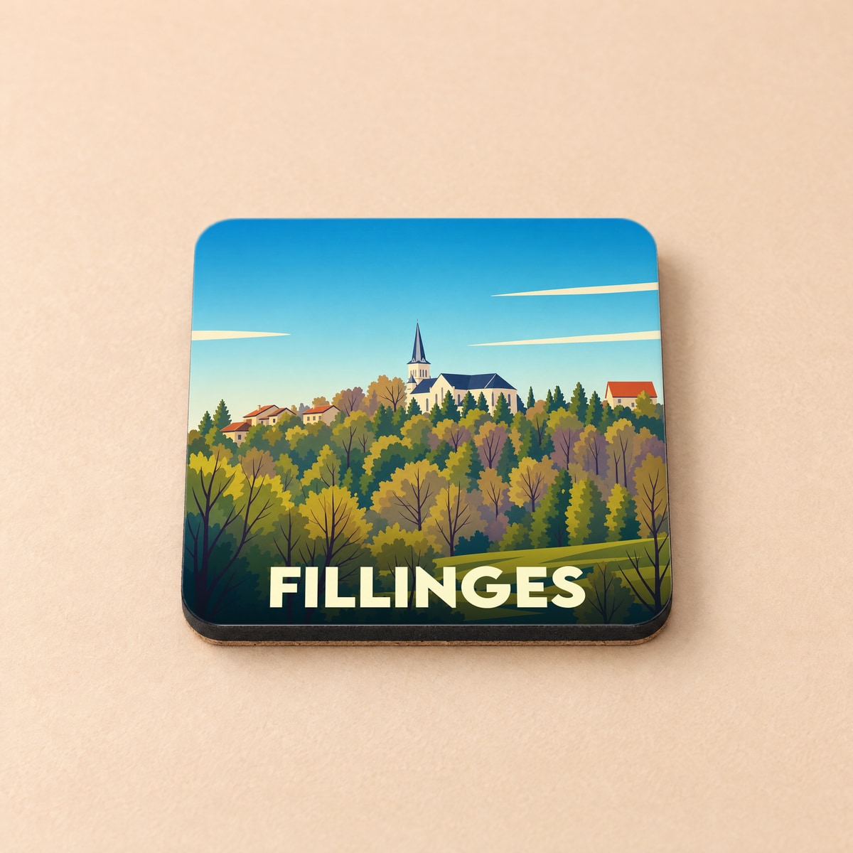 Dessous de verre souvenir de la ville de Fillinges avec une illustration stylisée de son église et de sa forêt.
