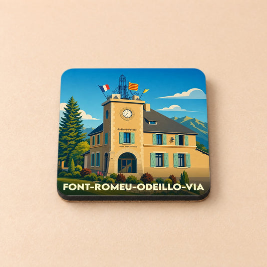 Dessous de verre souvenir de la ville de Font-Romeu-Odeillo-Via avec une illustration stylisée de la mairie.