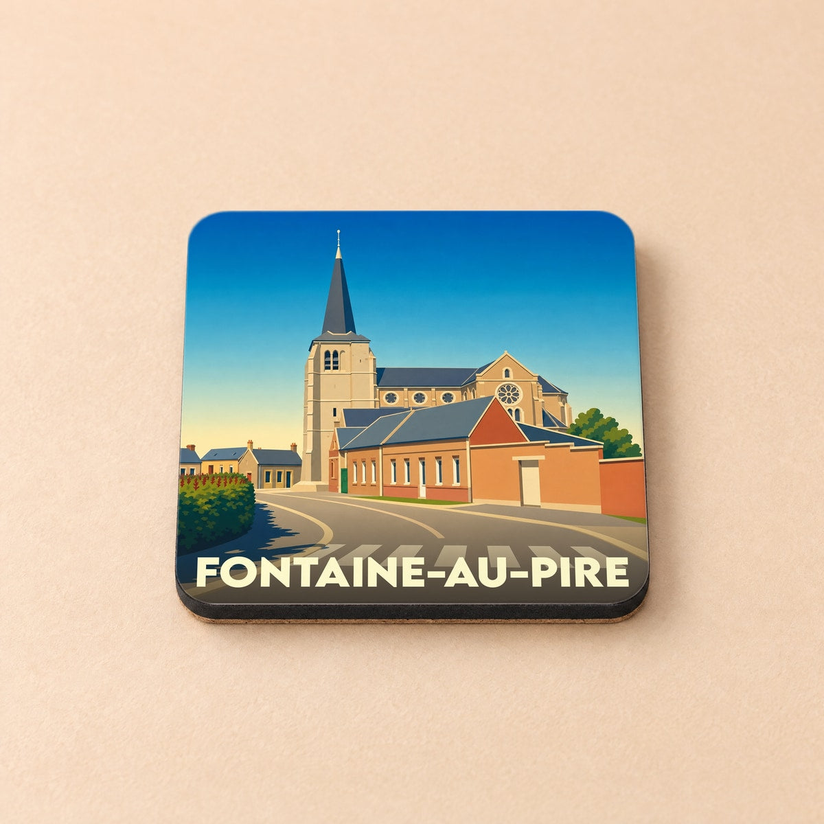 Dessous de verre souvenir de la ville de Fontaine-au-Pire avec une illustration stylisée de son église.