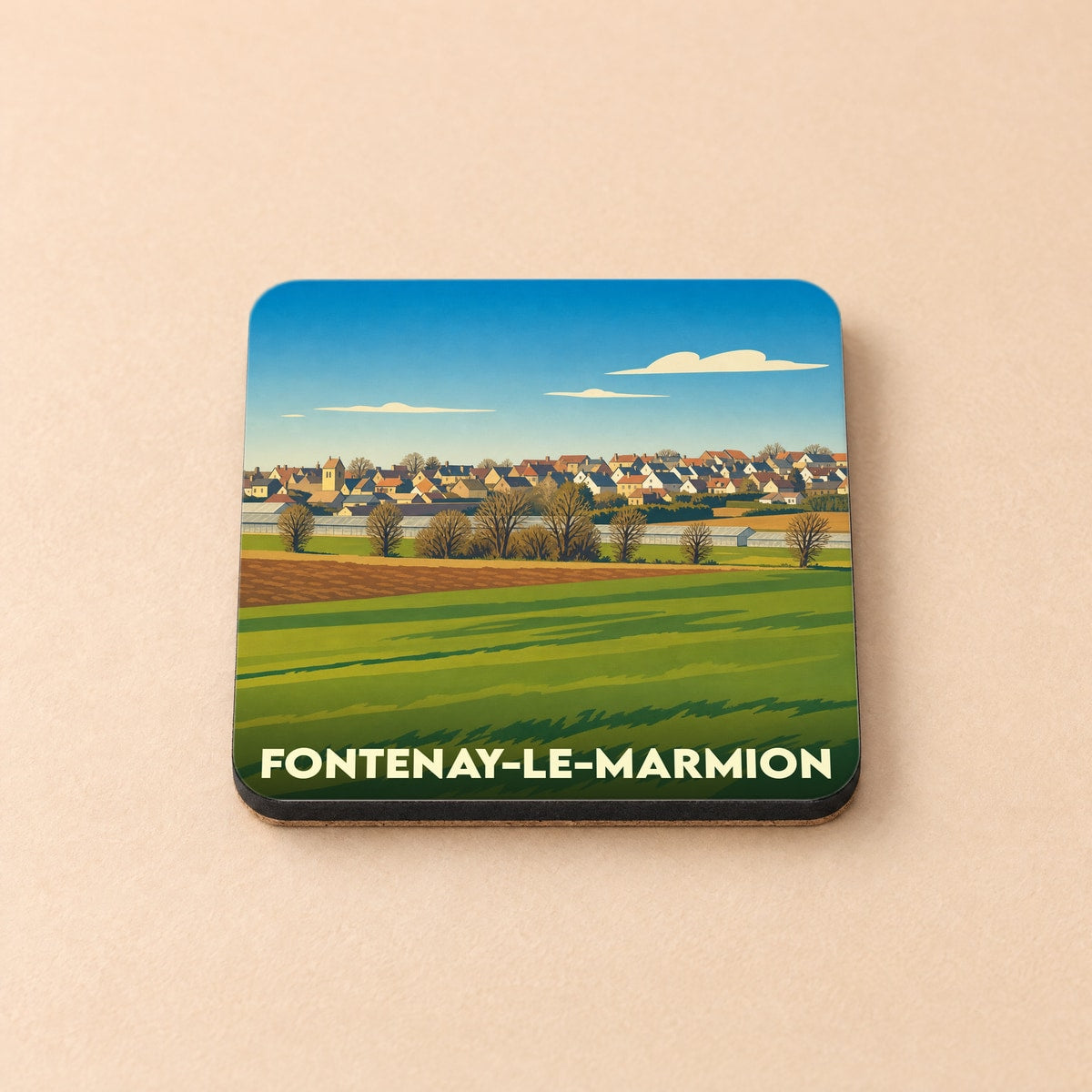 Dessous de verre souvenir de la ville de Fontenay-le-Marmion avec une illustration stylisée de son paysage urbain et rural.