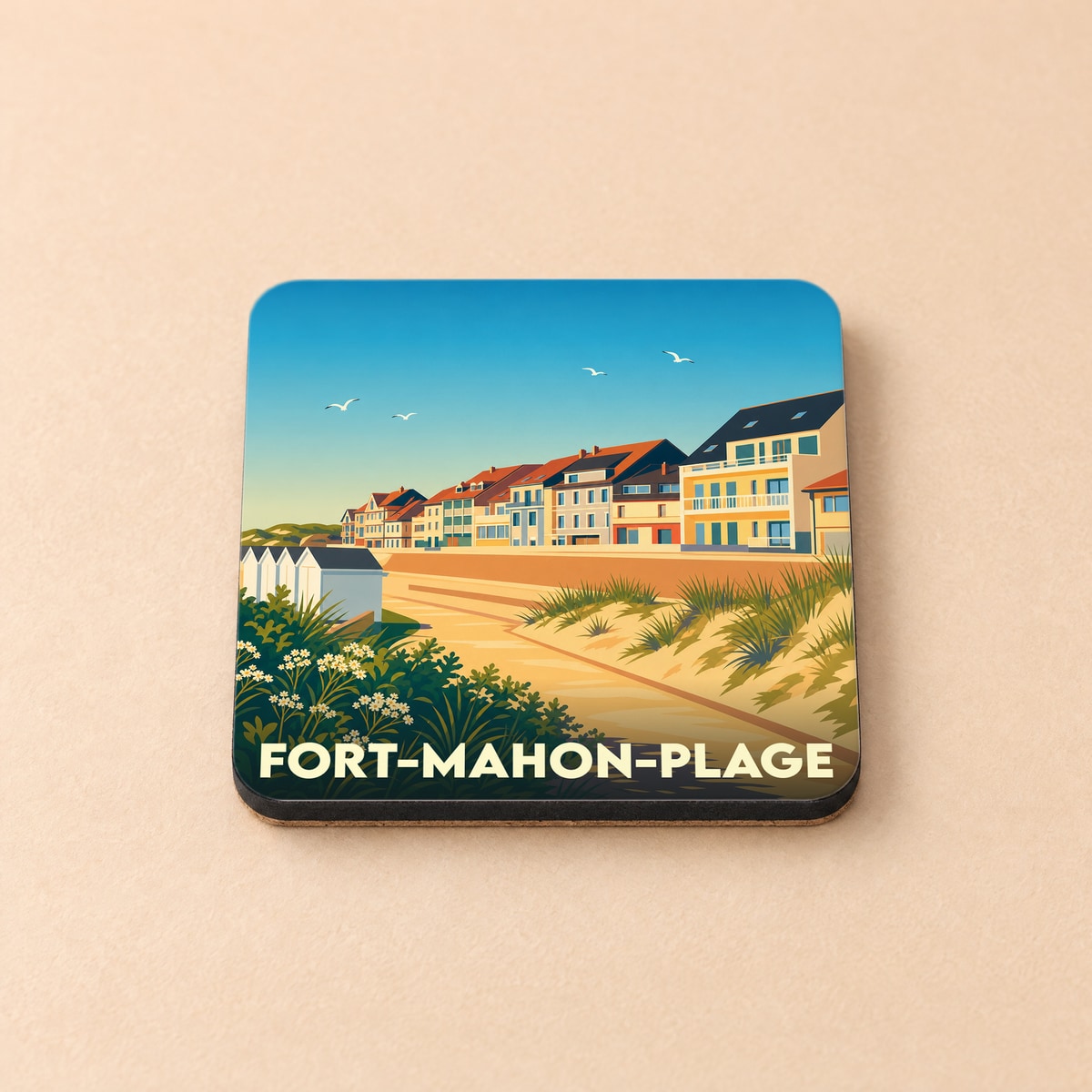Dessous de verre souvenir de Fort-Mahon-Plage orné d'une illustration stylisée du front de mer et de ses dunes.