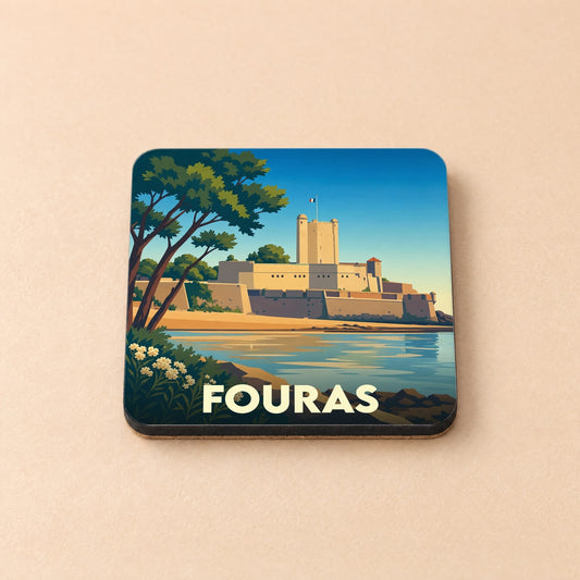 Dessous de verre souvenir de la ville de Fouras avec une illustration stylisée du fort en bord de mer.