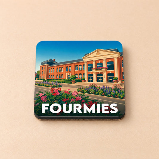 Dessous de verre souvenir de la ville de Fourmies avec une illustration stylisée d'un bâtiment historique fleuri.