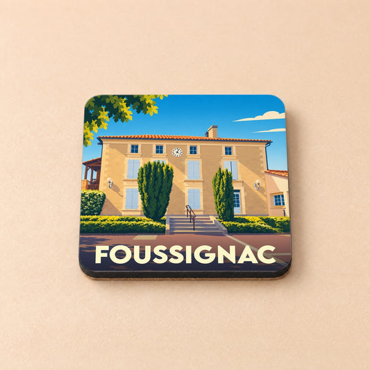 Dessous de verre souvenir de la ville de Foussignac avec une illustration stylisée de sa mairie.