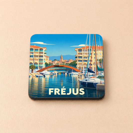 Dessous de verre souvenir de la ville de Fréjus avec une illustration stylisée de son port de plaisance.