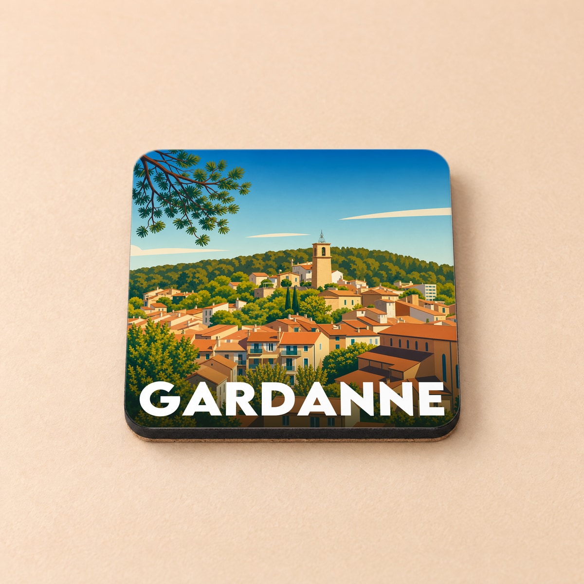 Dessous de verre souvenir de la ville de Gardanne avec une illustration stylisée d'un village provençal.