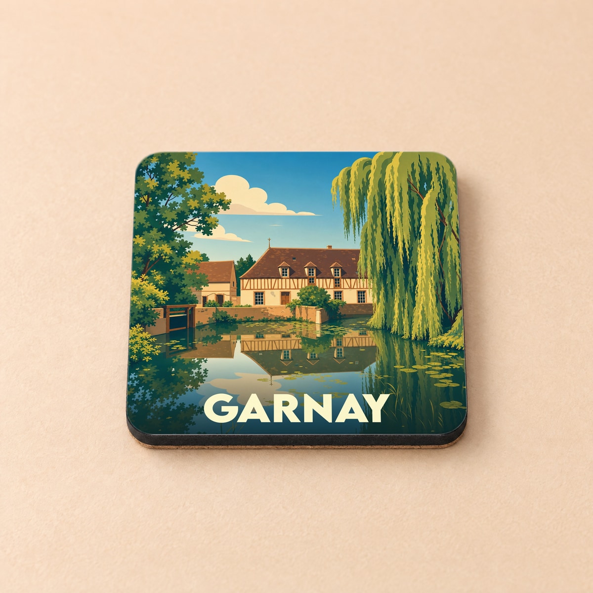 Dessous de verre souvenir de la ville de Garnay avec une illustration stylisée d'un moulin au bord de l'eau.