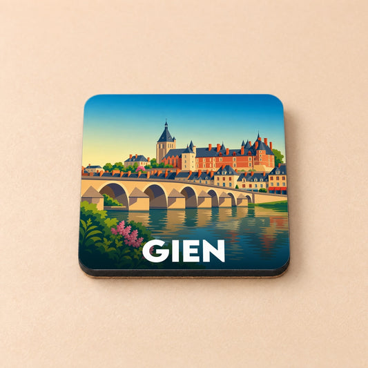 Dessous de verre souvenir de la ville de Gien illustré d'un paysage stylisé avec son château et son pont.