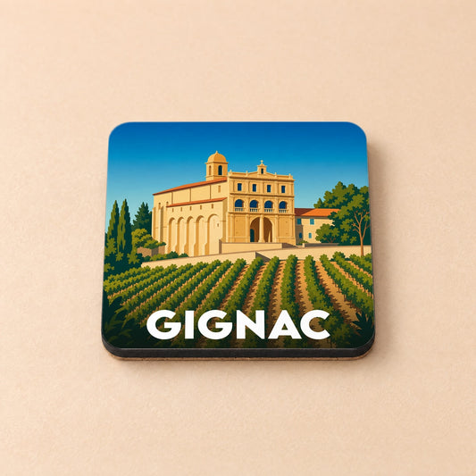 Dessous de verre souvenir de la ville de Gignac illustré d'un monument historique surplombant un vignoble.