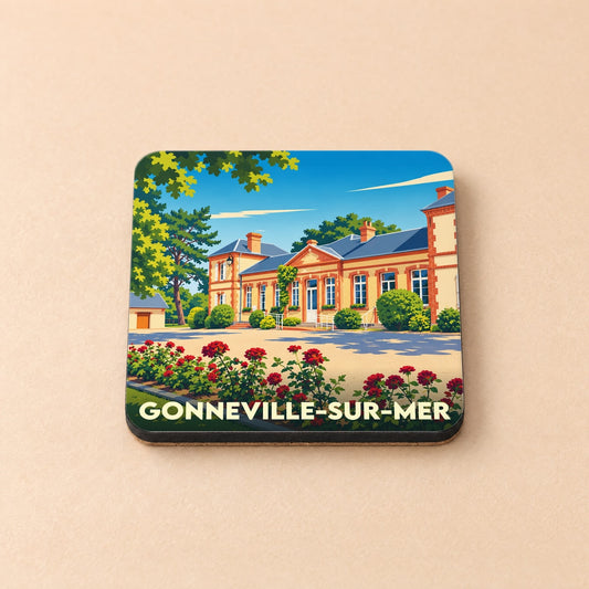 Dessous de verre souvenir de la ville de Gonneville-sur-Mer avec une illustration stylisée de sa mairie fleurie.