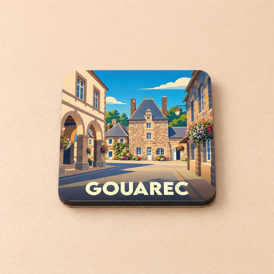 Dessous de verre souvenir de la ville de Gouarec avec une illustration stylisée de son architecture traditionnelle.