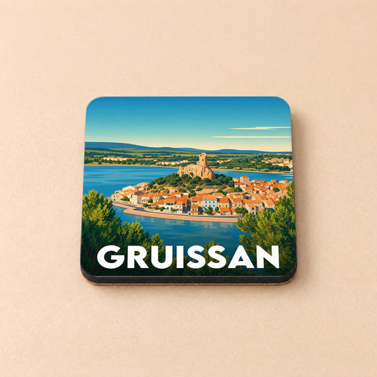 Dessous de verre souvenir de la ville de Gruissan illustré d'un paysage côtier stylisé et de sa tour emblématique.
