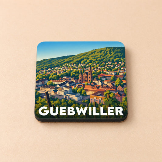 Dessous de verre souvenir de la ville de Guebwiller avec une illustration stylisée et colorée.