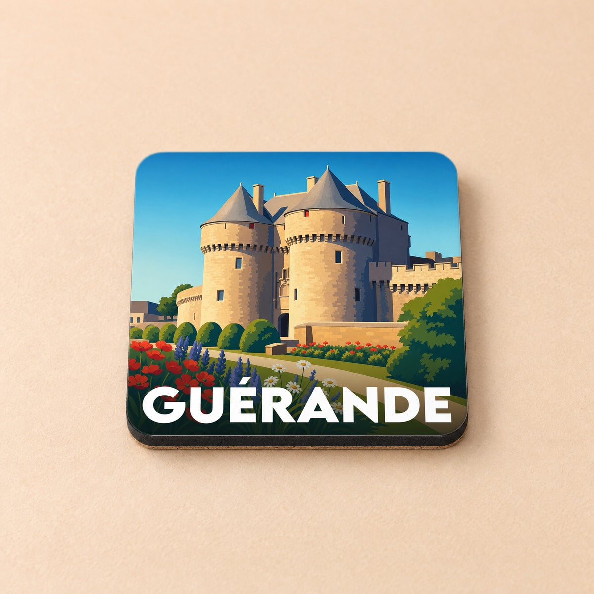 Dessous de verre souvenir de la ville de Guérande avec une illustration stylisée de ses remparts médiévaux et de jardins fleuris.