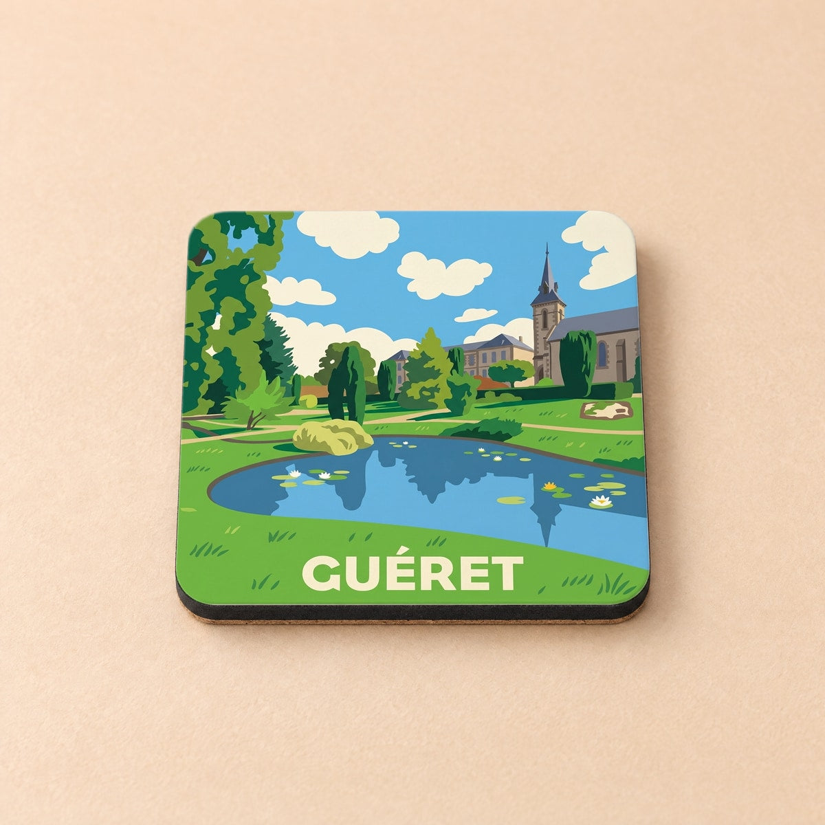 Dessous de verre souvenir de la ville de Guéret avec une illustration stylisée d'un parc et de son église.