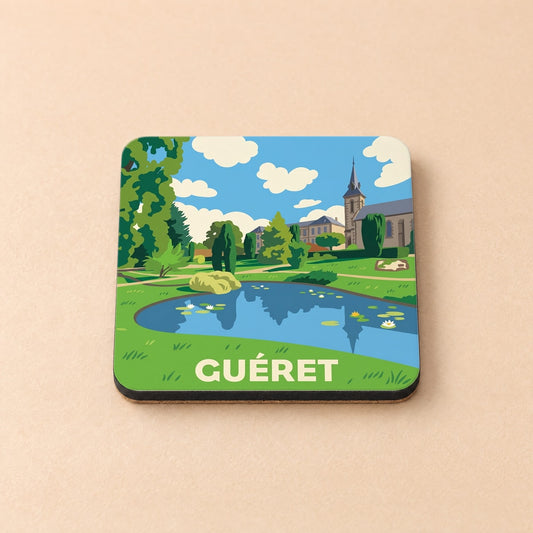 Dessous de verre souvenir de la ville de Guéret avec une illustration stylisée d'un parc et de son église.