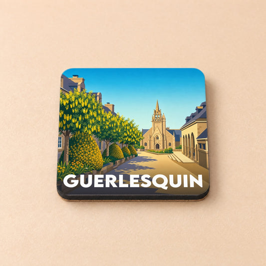 Dessous de verre souvenir de la ville de Guerlesquin avec une illustration stylisée et colorée du centre historique.